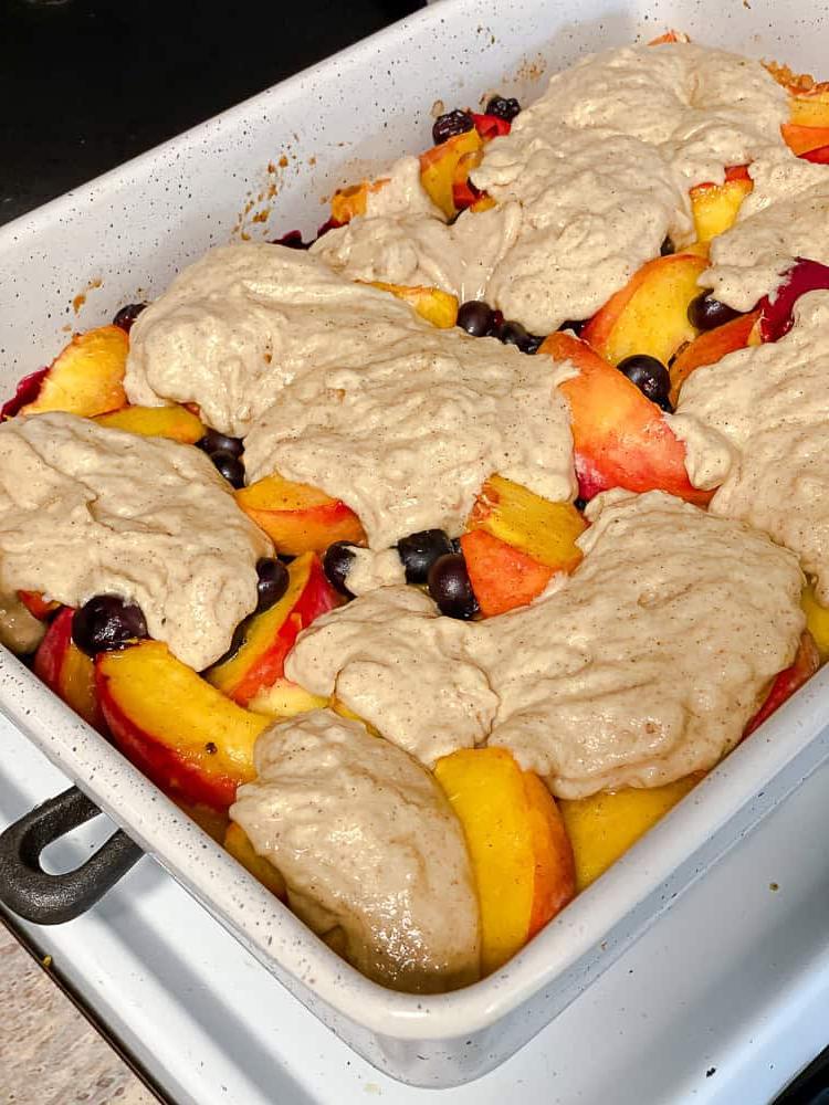 Einfacher Pfirsich- und Heidelbeer-Auflauf 7 Arbeitsschritt: Ungebackener Cobbler in der Form
