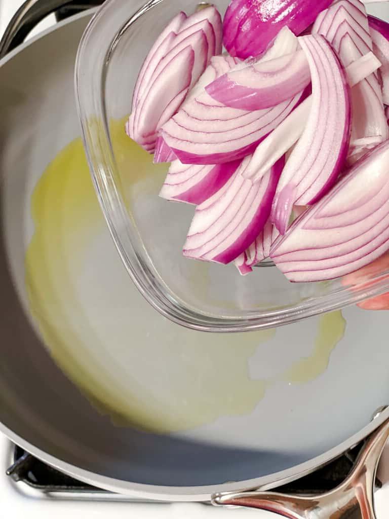 Gesunder Gerösteter Kartoffelsalat 7 Prozessaufnahme: Zwiebeln werden in die Pfanne gegeben und leicht angebraten