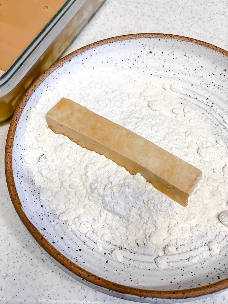 Vegane Fischstäbchen 7 Zubereitungsschritt: Tofu zur Mehlmischung hinzugefügt