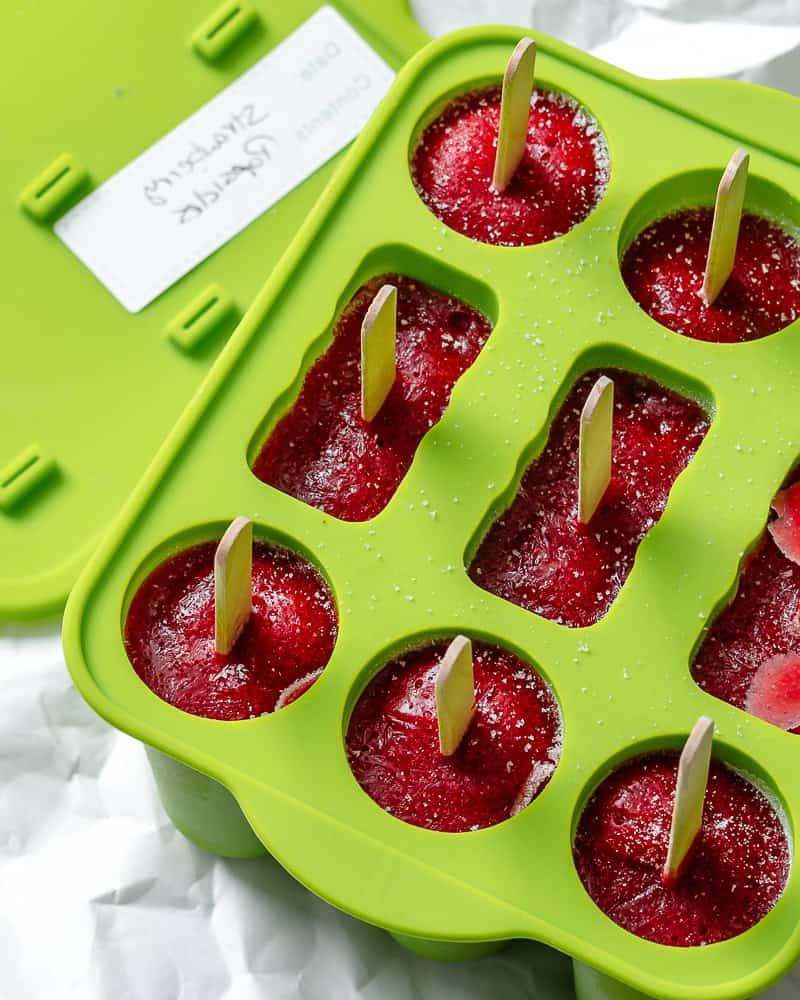 Einfaches Erdbeer-Stieleis 7 Prozessschritt: Eis am Stiel nach dem Einfrieren