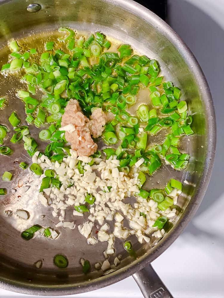 Klebrige Aubergine und Tofu 7 process shot showing ingredients cooking in pan