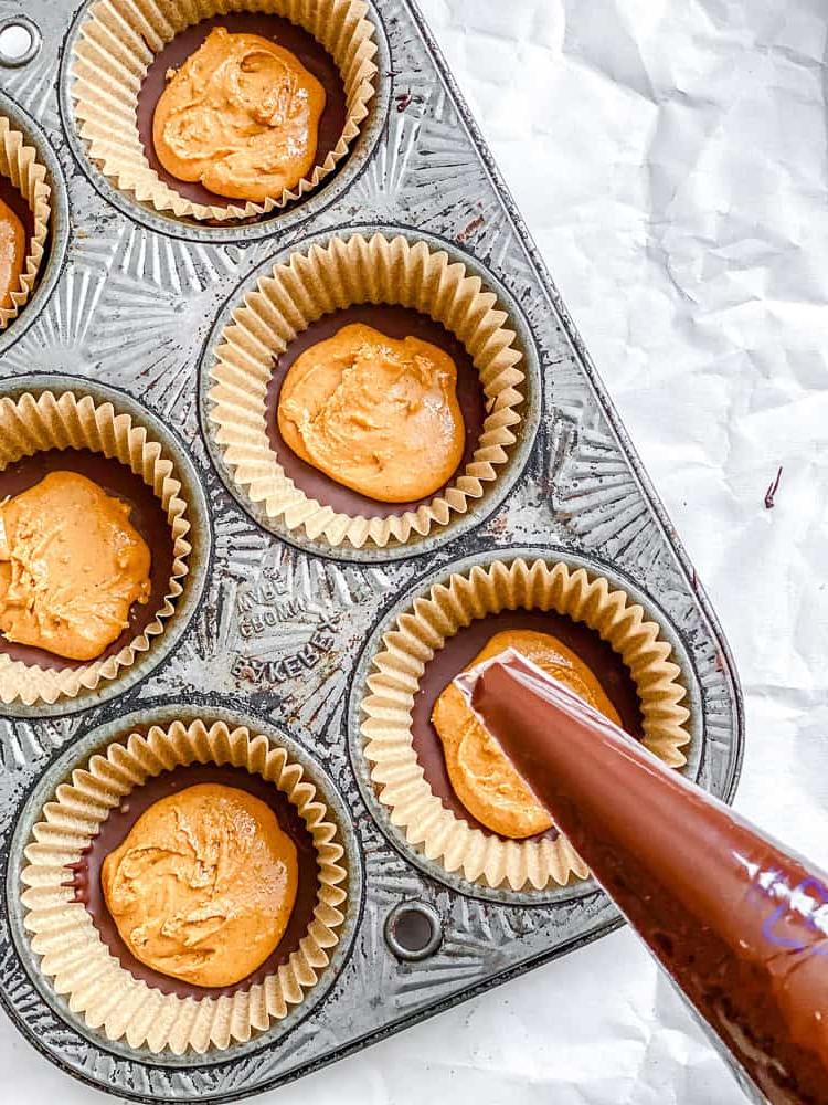 Prozessaufnahme: Vegane Schokolade in das Muffinblech geben.