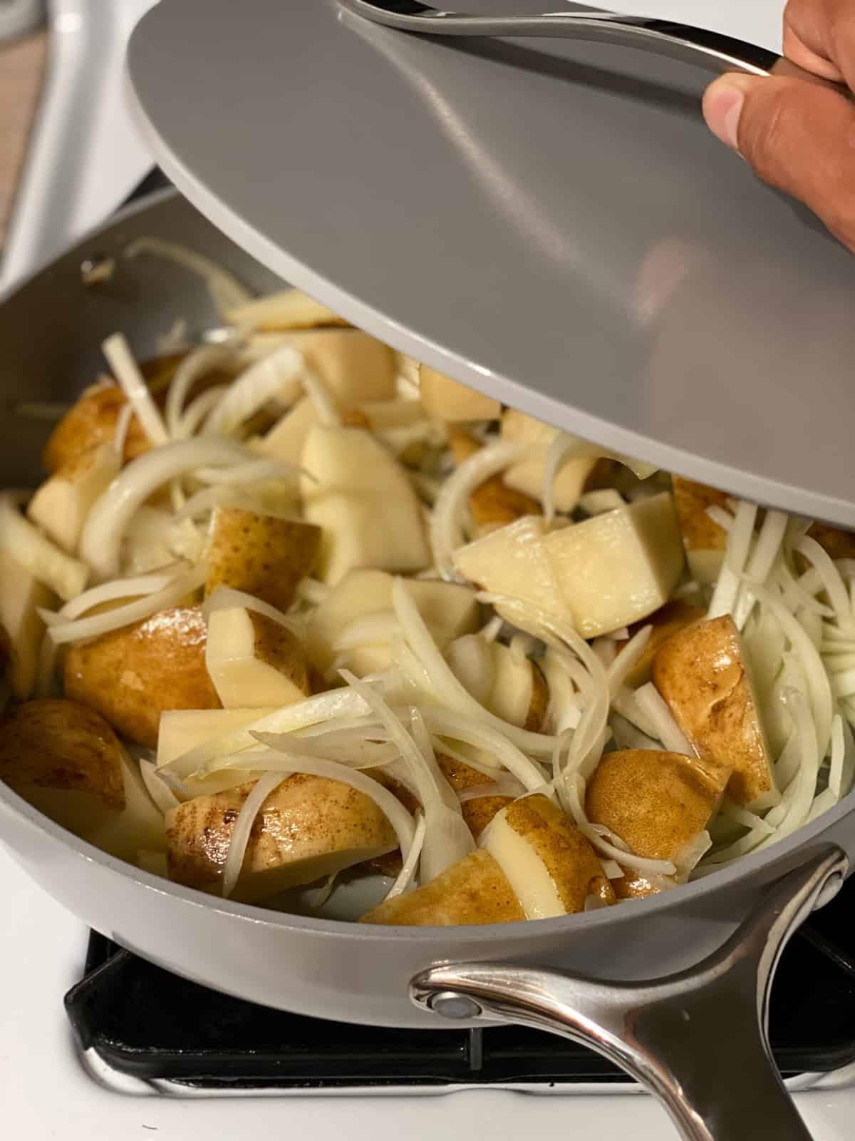 Knusprige Bratkartoffeln Rezept 7 Arbeitsschritt: Kartoffeln und Zwiebeln in der Pfanne braten