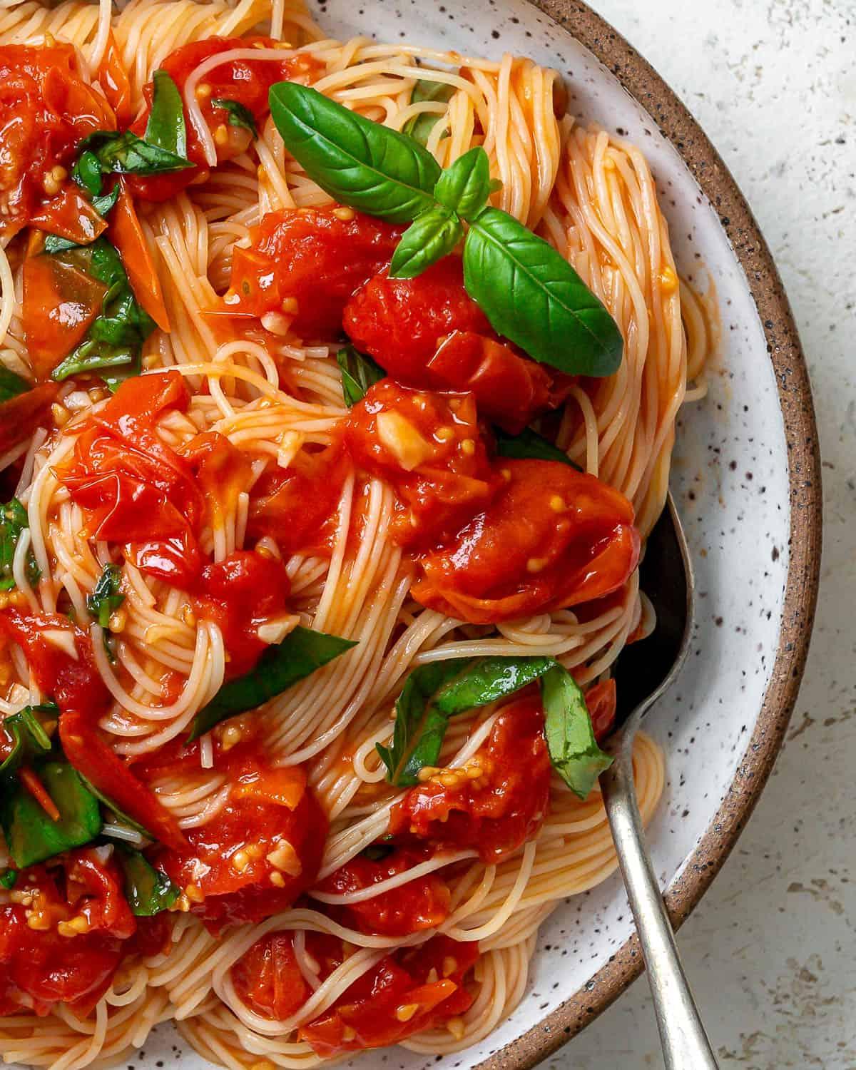15-Minuten-Kirschtomaten-Basilikum-Pasta 7 Fertige 15-Minuten-Kirschtomaten-Basilikum-Pasta in einer appetitlich angerichteten Schüssel, bereit zum Genießen