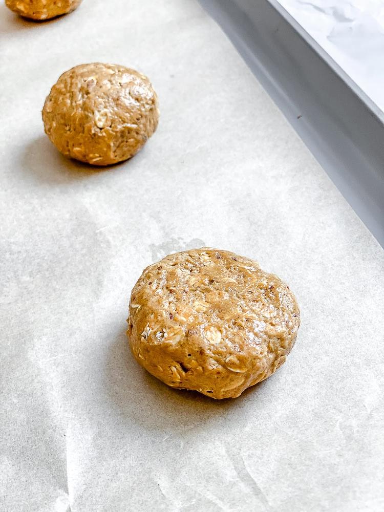 Lebkuchen-Haferflocken-Kekse 7 Prozessaufnahme: Keksteig auf dem Backblech