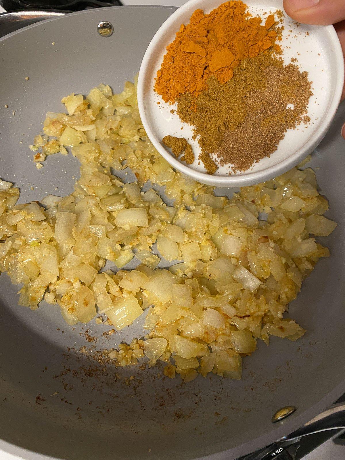 Einfaches gelbes Dal-Rezept 7 Gewürze in die Pfanne gegeben