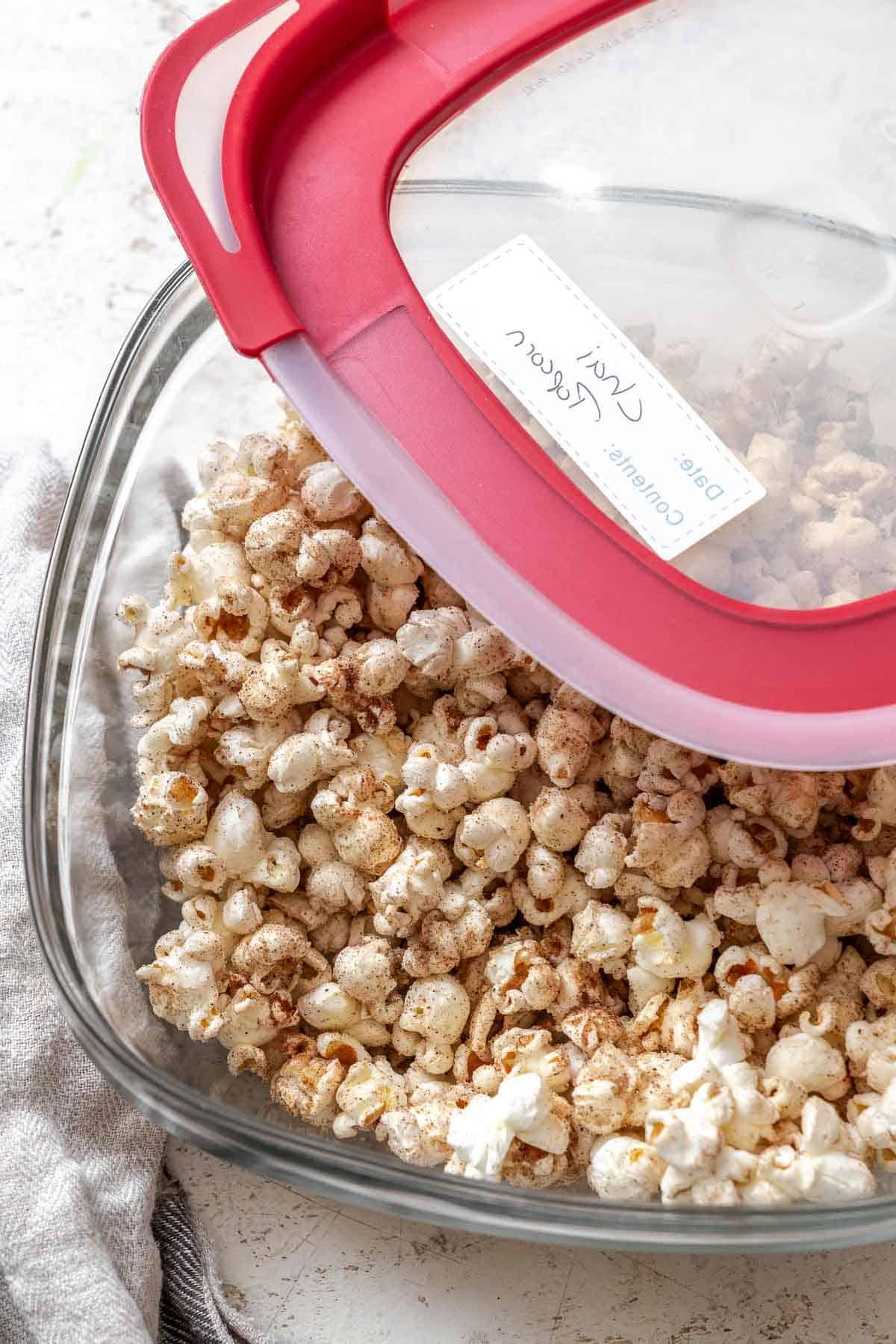 Fertiges Chai-Popcorn in einem Vorratsbehälter.