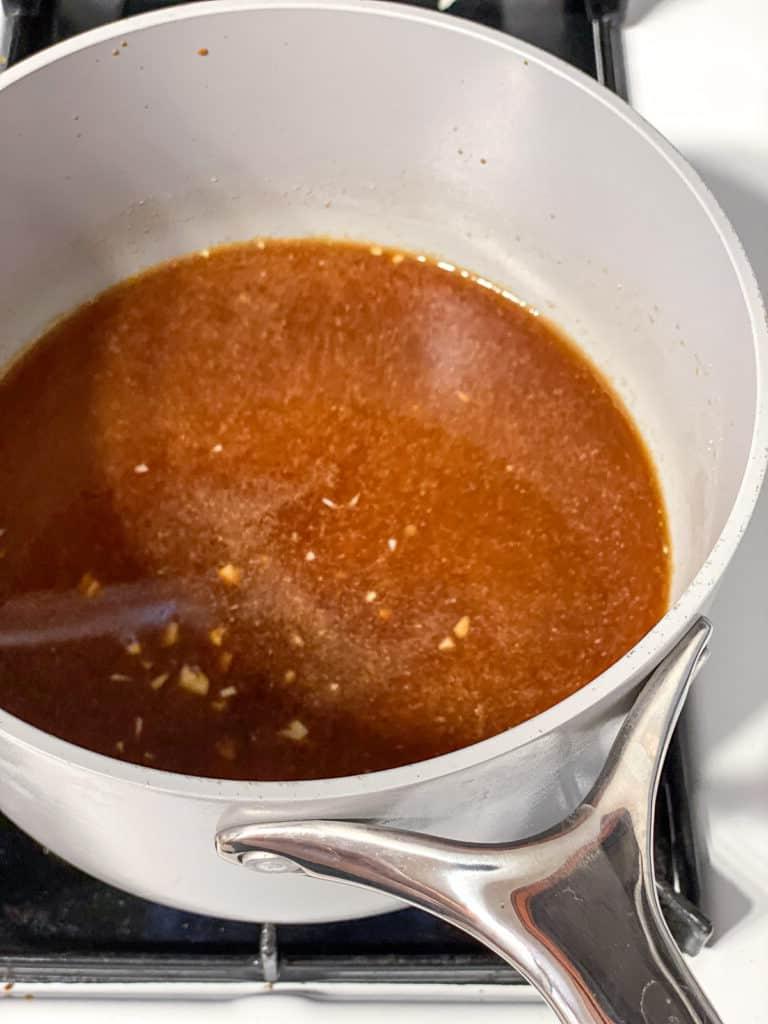 Einfache Vegane Teriyaki-Soße 7 process shot of cooking sauce in pot