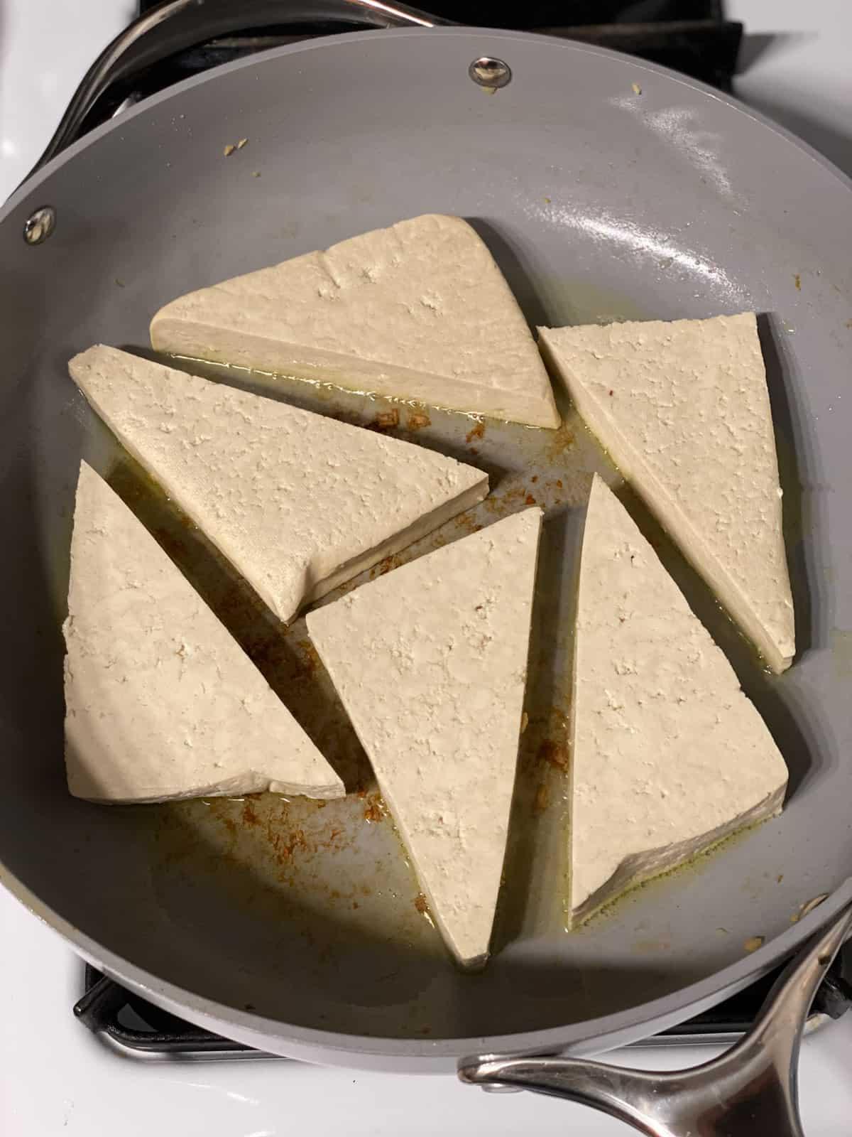 Einfacher Zitronen-Basilikum-Tofu 7 Prozess des Hinzufügens von dreieckigem Tofu zur Pfanne