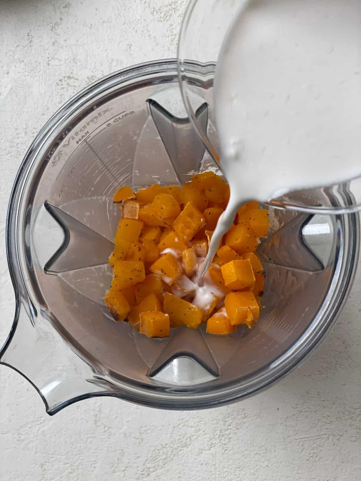 Prozessaufnahme: Kokosmilch zum Kürbis in den Mixer geben