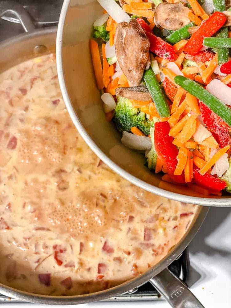 **Veganes Rotes Thai-Curry (30 Minuten)** 6 Kochvorgang: Gemüse in die Pfanne geben