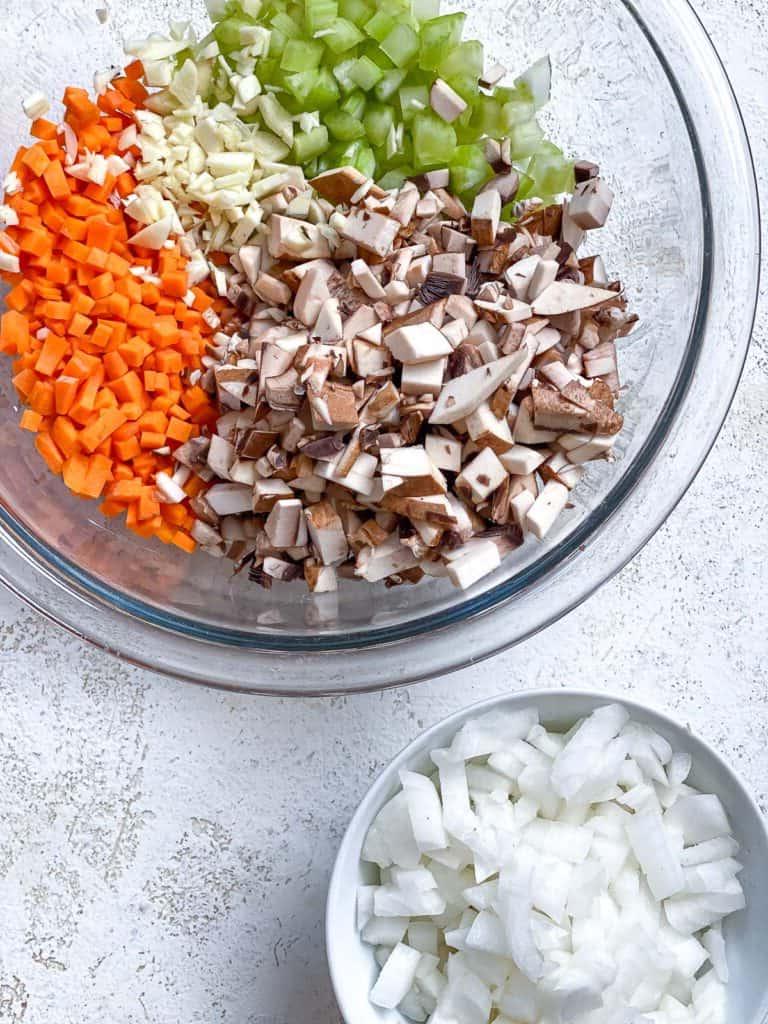 Veganer Linsen-Hirtenkuchen 7 Alle vorbereiteten, geschnittenen Gemüsesorten in einer Schüssel