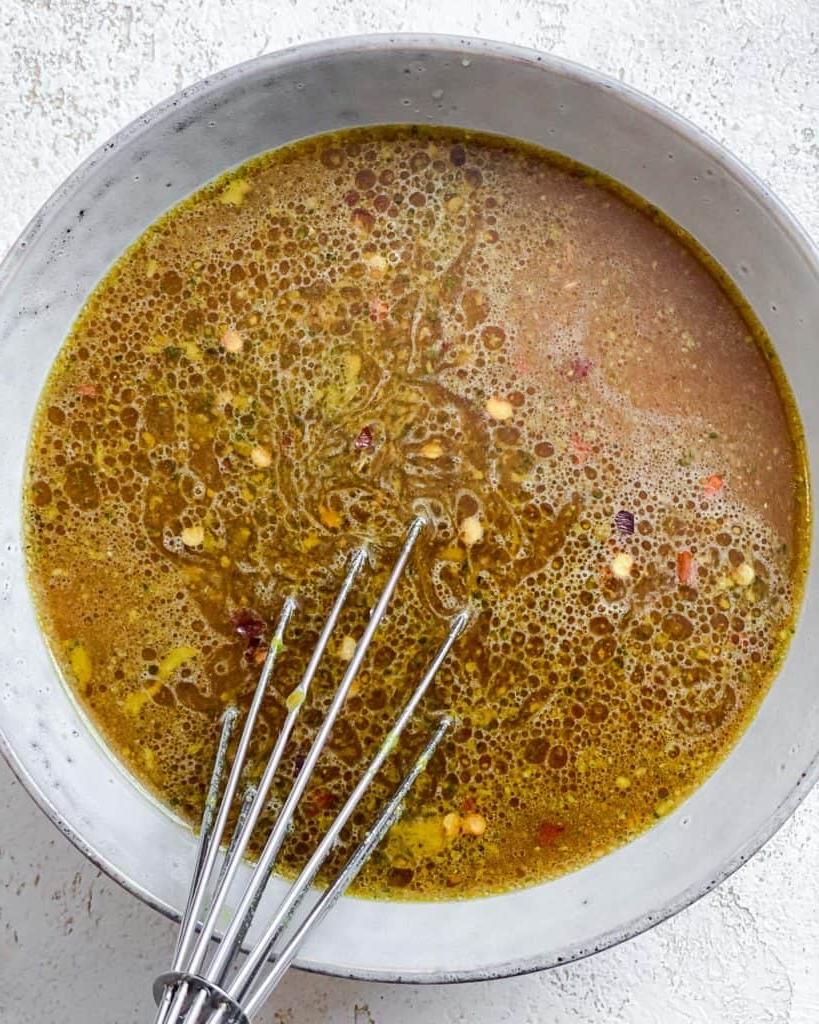 Einfaches Wok-Gemüse 7 Prozessaufnahme des Mischens von Zutaten in einer Schüssel mit einem Schneebesen
