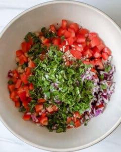 Gemischter Bohnensalat 7 process of adding additional ingredients to a white bowl