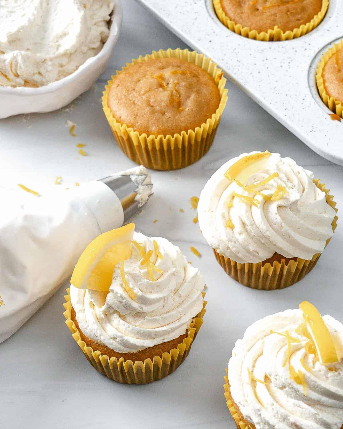 Einfache Vegane Zitronen Cupcakes 7 completed lemon vanilla cupcakes on a white surface