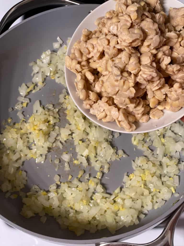 Pfannengebratenes Tempeh mit Ingwer-Sojasauce 7 Schritt 4: Tempeh in die Pfanne geben