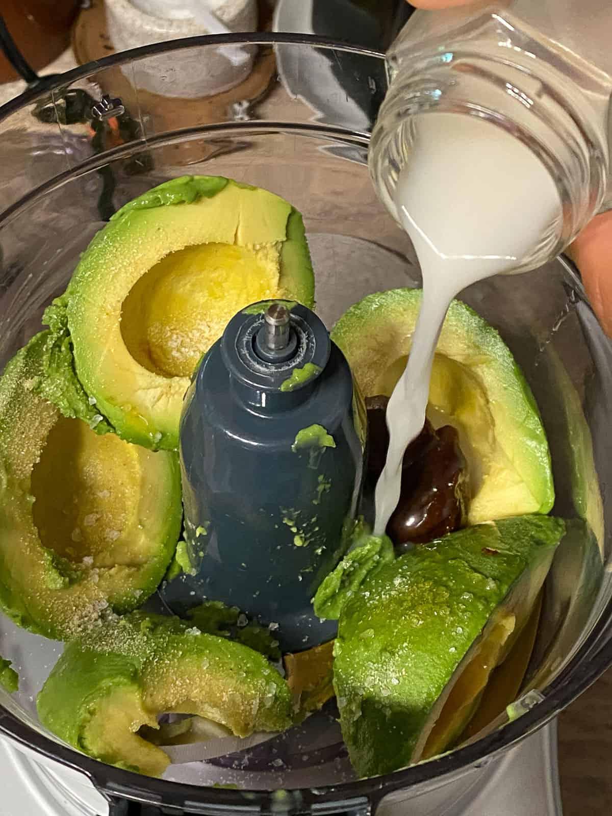 Einfacher Avocado-Aufstrich 7 Schritt: Milch in den Mixer geben