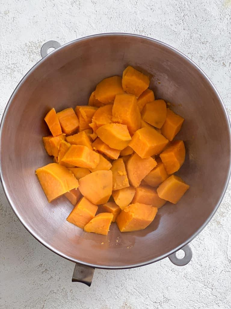 Veganer Süßkartoffelkuchen 7 Süßkartoffeln in einem Topf