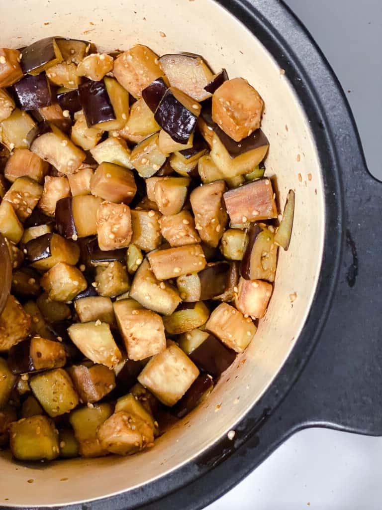 Prozessaufnahme: Aubergine kocht im Topf