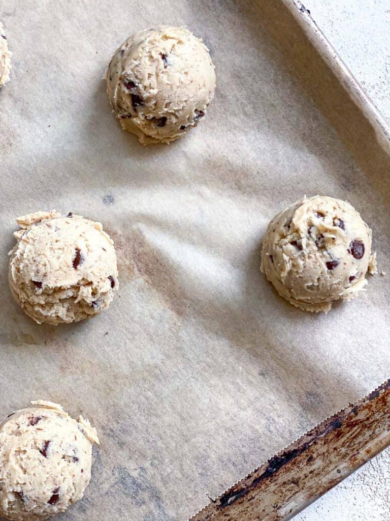 Verfahrensschritt: Vor dem Backen geformte Teigkugeln auf einem Backblech
