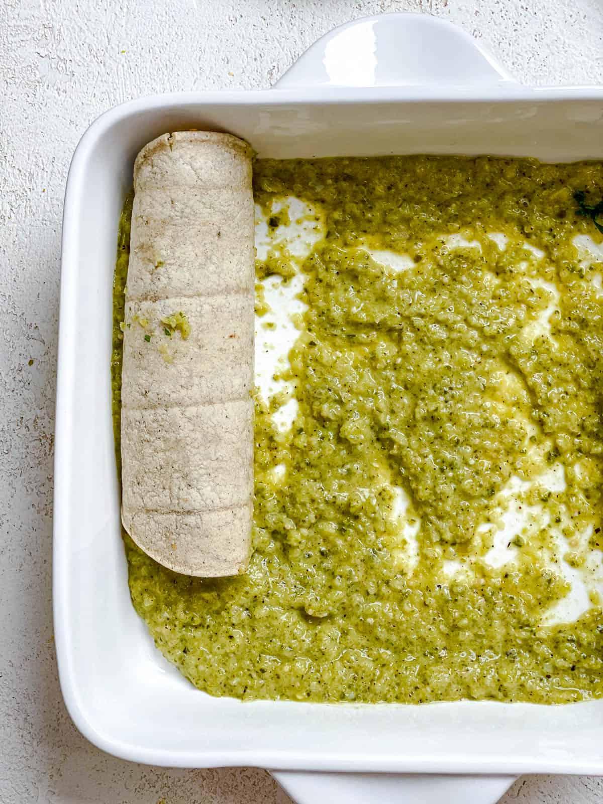 Enchilada in die Auflaufform legen.