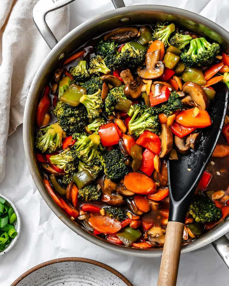 **Kung Pao-Gemüse** 7 Prozessaufnahme: Zutaten in der Pfanne umrühren.