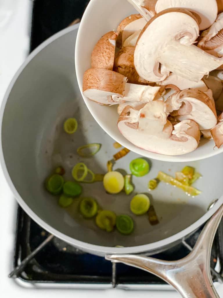 Gesunde Quinoa Gemüse-Bowl 7 Verarbeitungsschritt: Pilze in Pfanne geben