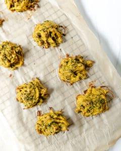 Zubereitungsprozess von Brokkoli- und Zwiebel-Pakora: auf einem Backblech vor dem Backen