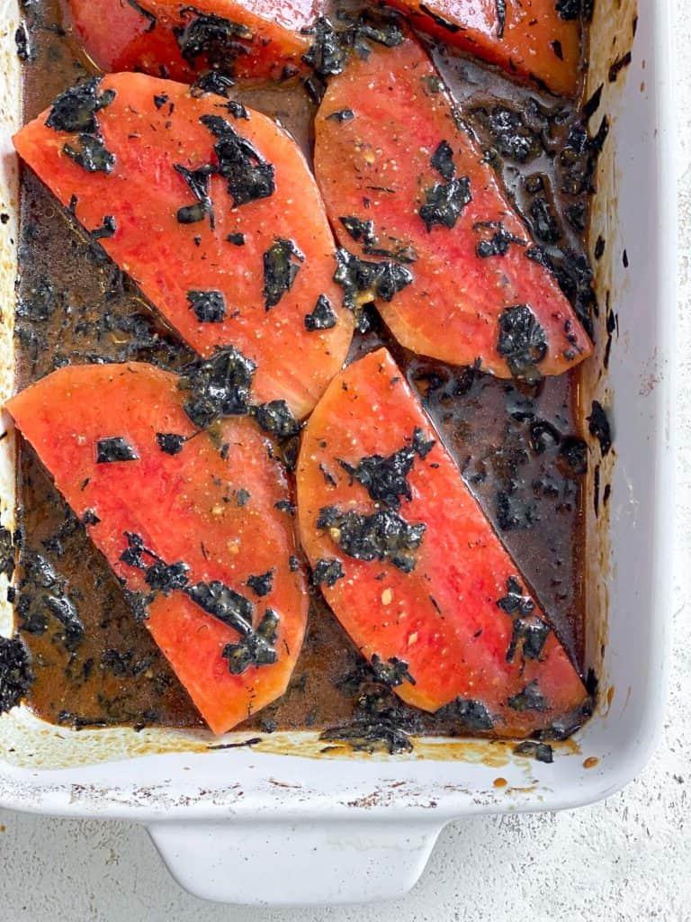 Prozessaufnahme: Wassermelone wird auf dem Backblech gewendet