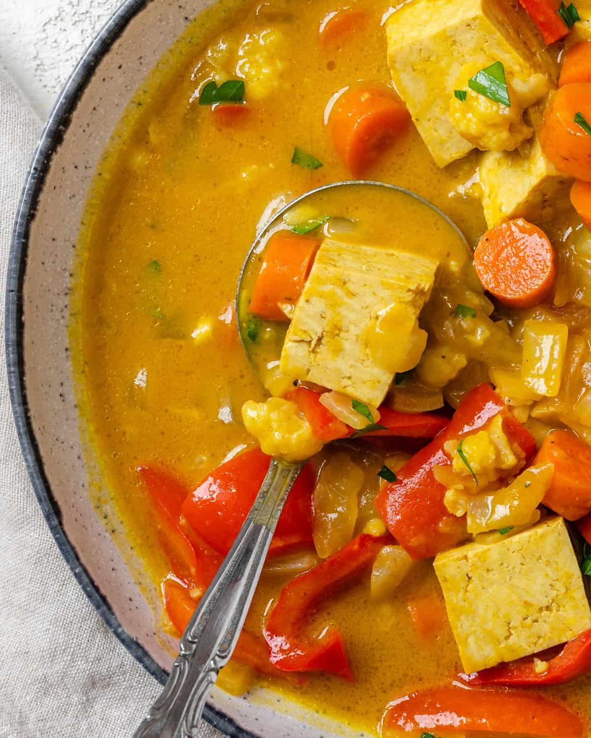 Kürbiscurry 7 Fertiges Kürbis-Curry auf hellem Untergrund