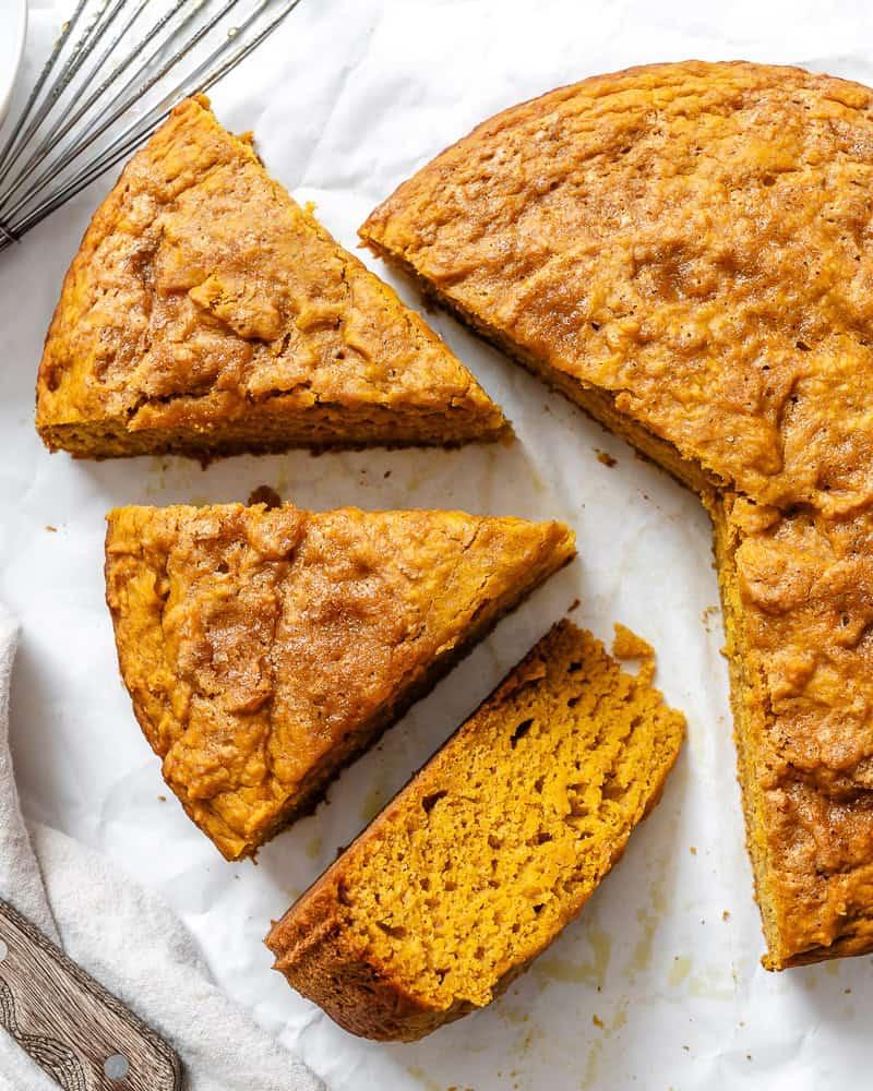 Butternusskürbis-Kuchen 7 Fertig gebackene Butternusskuchen-Scheiben auf weißem Untergrund