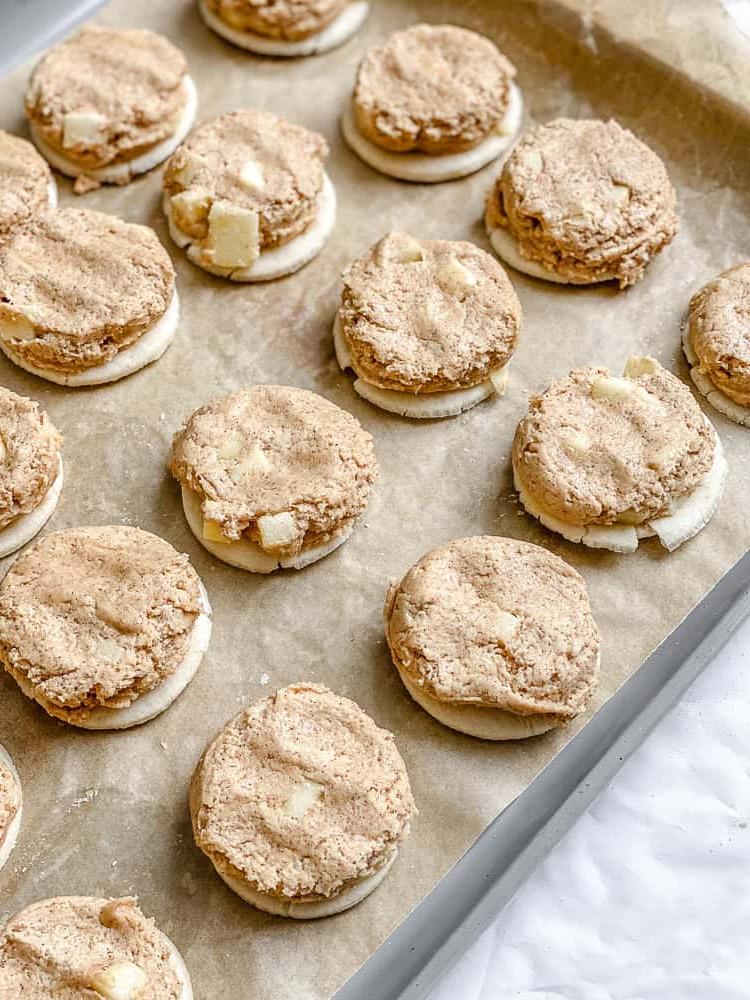 Apfelkuchen-Cookies 7 Arbeitsschritt: Vor dem Backen liegende Apfelkuchen-Kekse auf dem Backblech