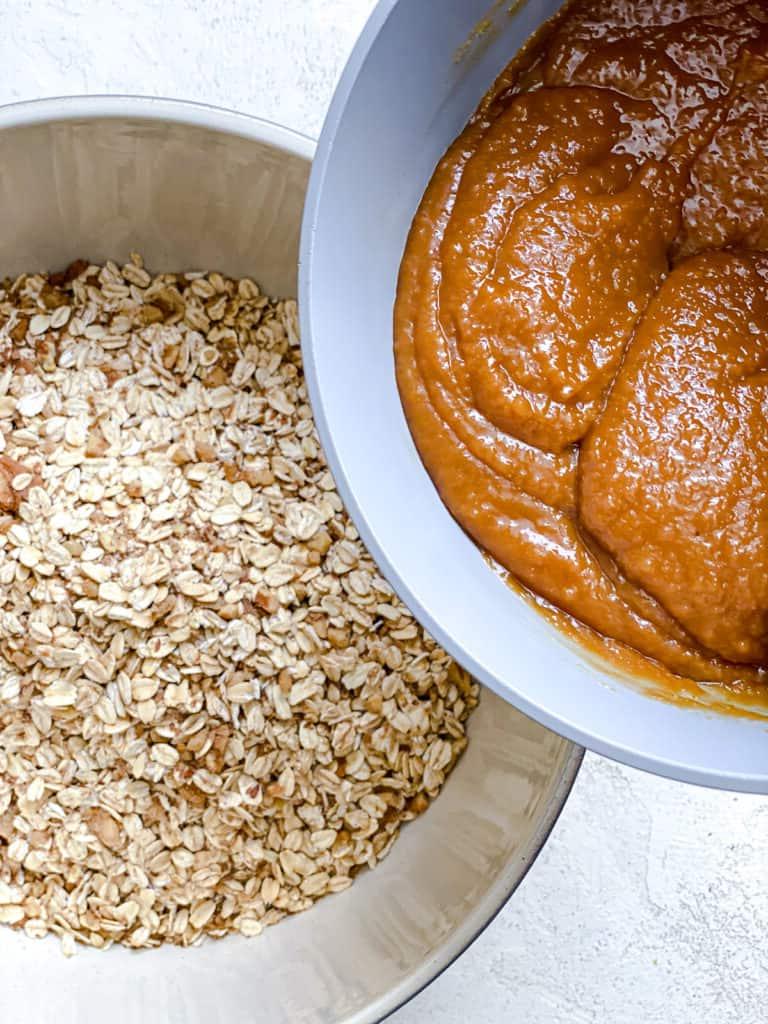 Einfaches Erdnussbutter Granola 7 process shot of adding peanut butter mixture to oats