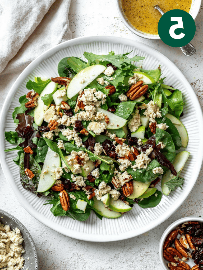 Fertiger einfacher Apfel-Pekannuss-Salat [mit Cranberries] in einer Schüssel