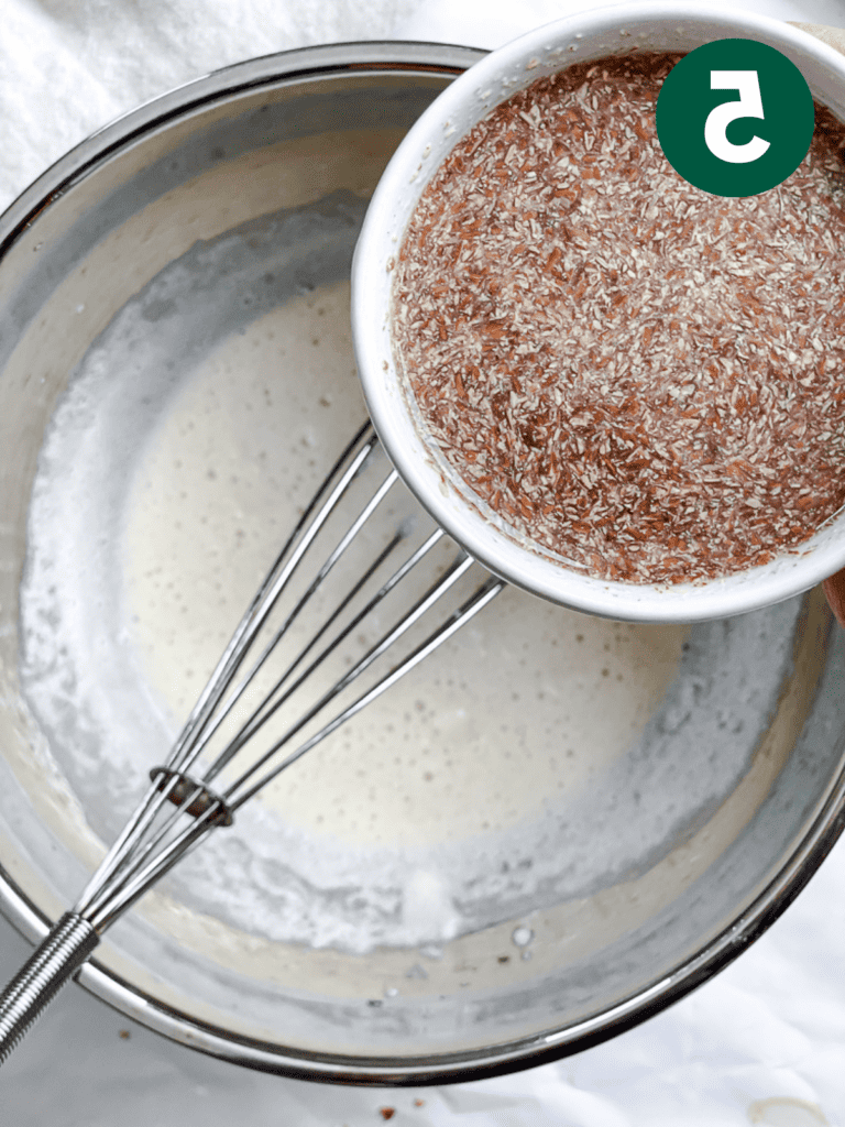 Veganer Karottenkuchen 8 Schritt: Leinsamenmischung in Schüssel geben