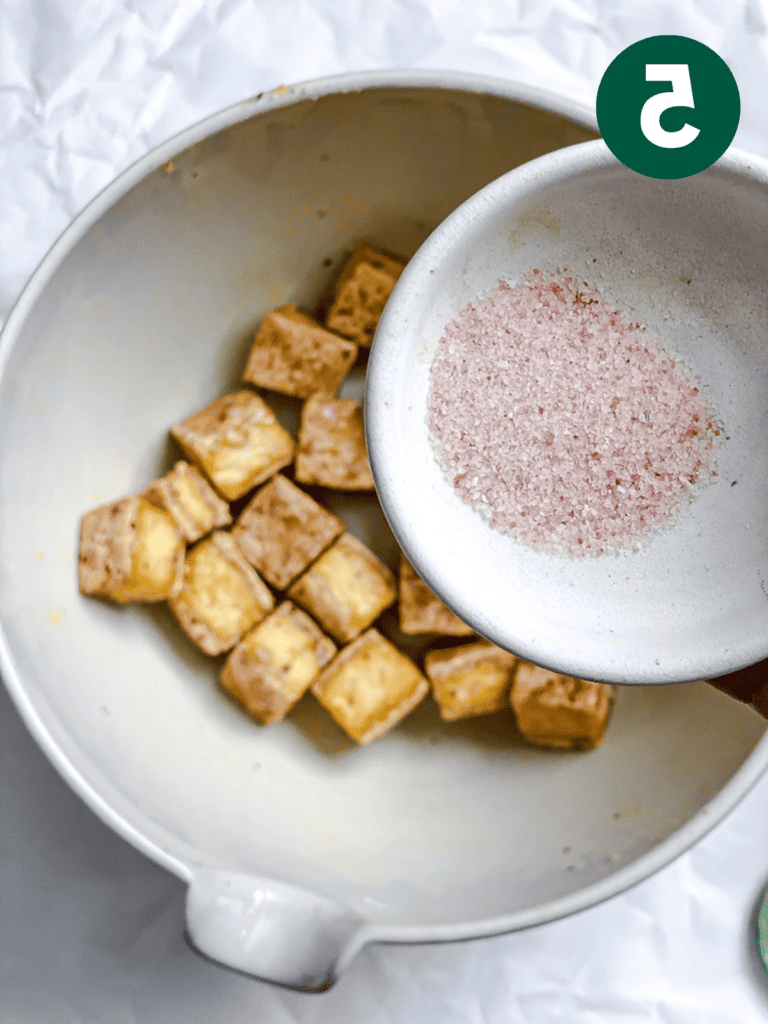 Knuspriger Gebackener Tofu 8 Prozessaufnahme: Salz wird zu Tofu in der Schüssel gegeben