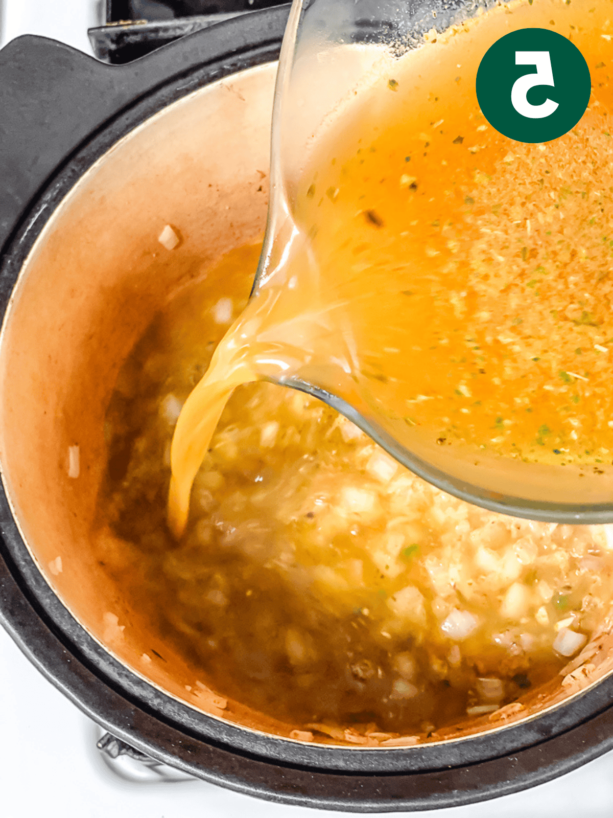 Schwarze Bohnensuppe 8 Gemüsebrühe in einen großen Topf gießen.