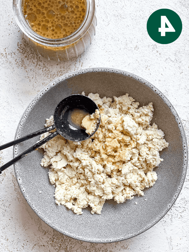 Veganer Gebratener Rote-Bete-Salat (Mit ‘Feta’ und Apfel) 8 Veganer Feta in einer Schüssel