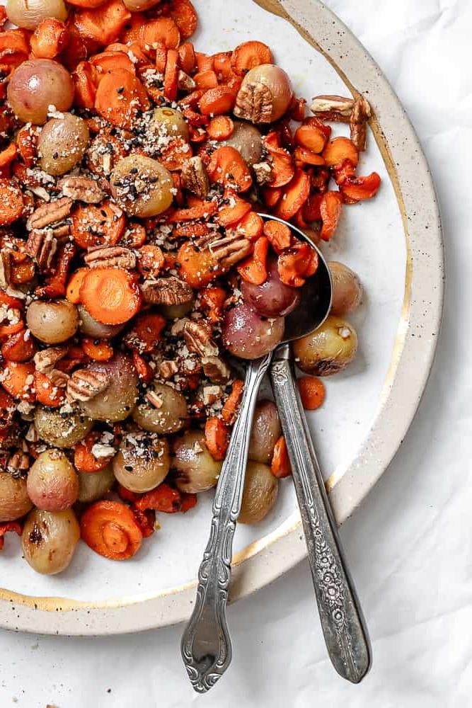 Karotten- und Kalifornische Trauben-Beilage 8 completed carrot grape side dish on white plate