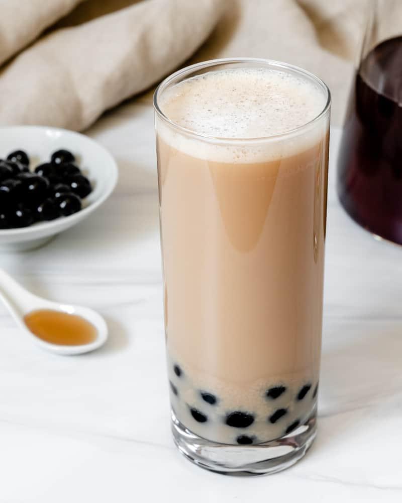 Einfacher Veganer Bubble Tea 8 completed Easy Vegan Bubble Tea in a glass against a white background with ingredients