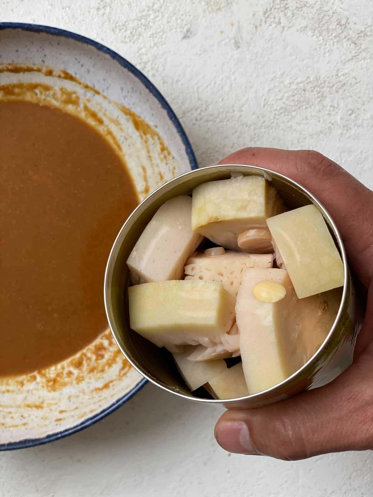 Jackfrucht-Salatwickel 8 Geöffnete Dose Jackfrucht neben Schüssel mit Sauce