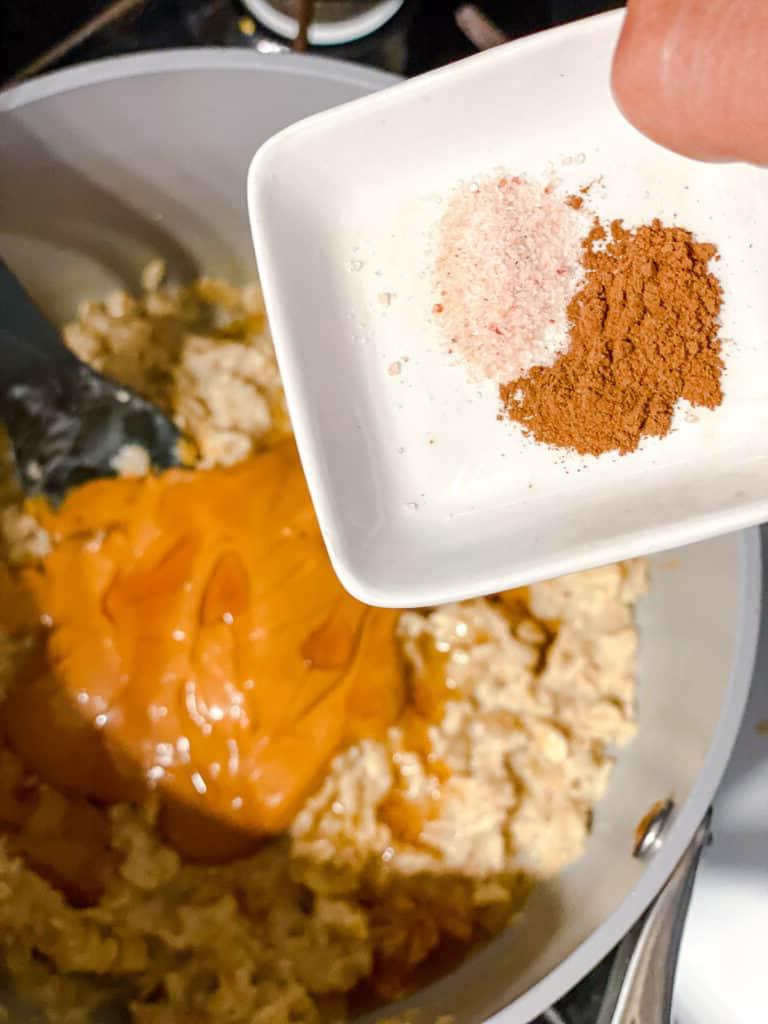 Einfacher Erdnussbutter-Porridge (+ Extras) 8 process shot of adding spices to pot