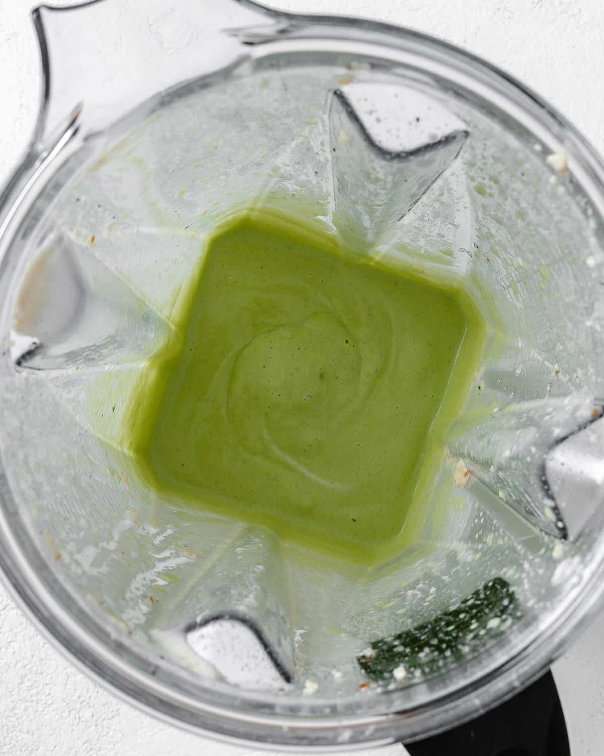 Cremige Vegane Knoblauchsoße 8 Prozessaufnahme nach dem Mixen von Koriander in die cremige vegane Knoblauchsauce