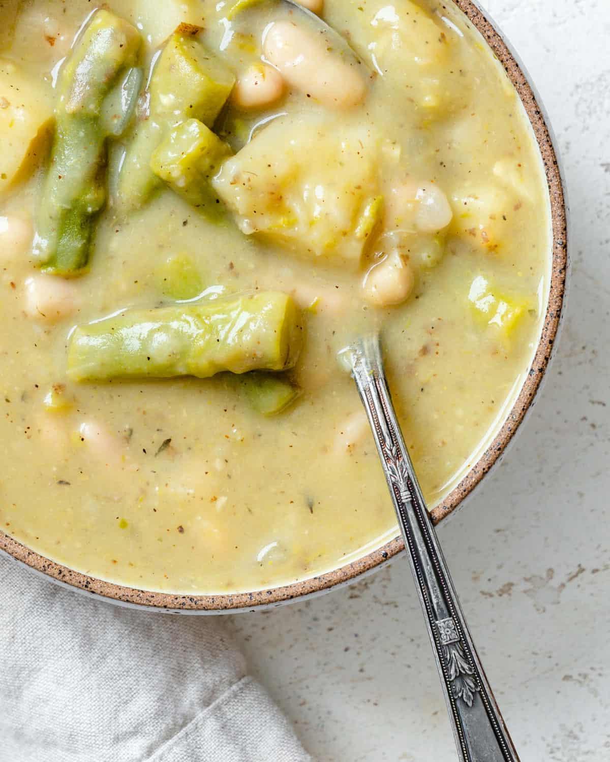 Vegane Spargelsuppe 8 Fertige vegane Spargelcremesuppe in einer Schüssel