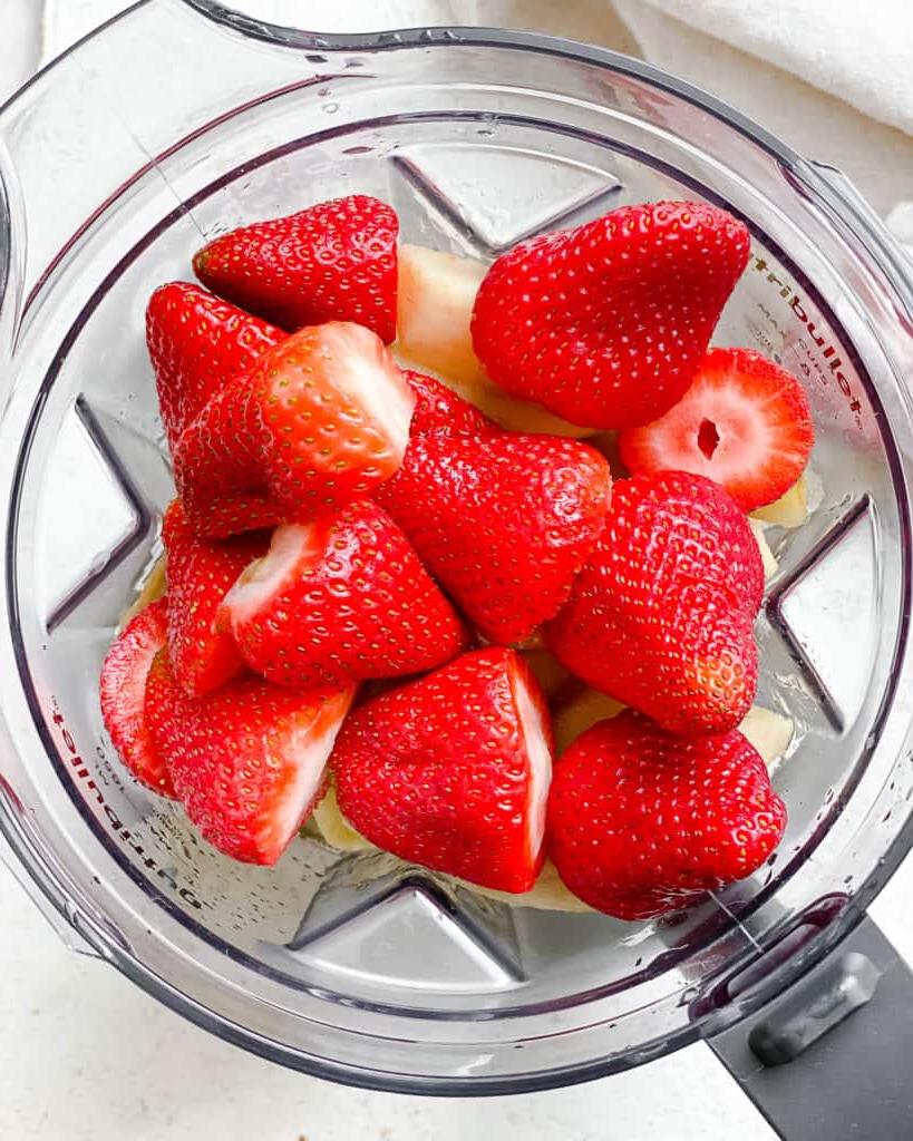 Einfaches Erdbeer-Apfelmus 8 Prozessaufnahme nach Zugabe von Erdbeeren und Äpfeln zum Mixer
