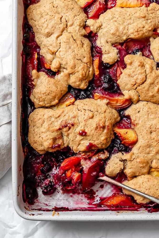 Einfacher Pfirsich- und Heidelbeer-Auflauf 8 Fertiger Pfirsich-Blaubeer-Cobbler in der Backform