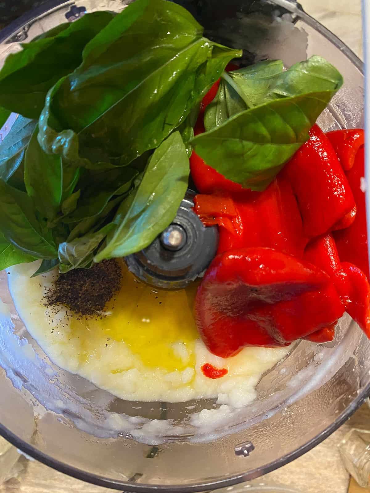 Cremige geröstete rote Paprikasuppe 8 Prozessaufnahme, die Gemüse zeigt, das in den Food Processor gegeben wird