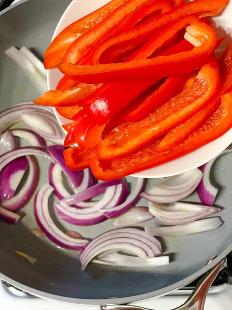 Gesunder Gerösteter Kartoffelsalat 8 Prozessaufnahme: Verschiedenes Gemüse wird in die Pfanne gegeben und vermischt