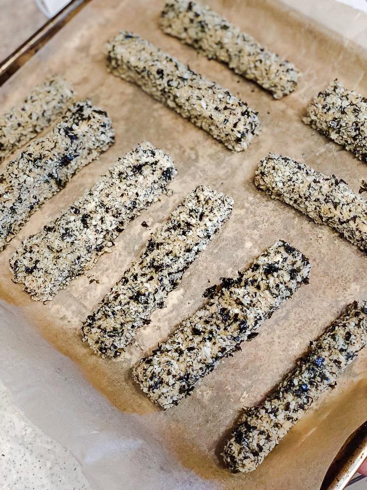 Vegane Fischstäbchen 8 Zubereitungsschritt: Tofu auf einem Backblech ausgebreitet