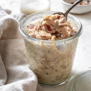 Apfel-Zimt-Overnight-Oats 8 Fertige Apfel-Zimt Overnight Oats in einem Glasbecher